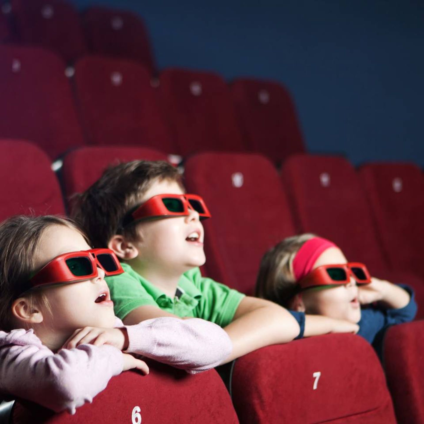 Barn i kinosal med 3D-briller, illustrasjon