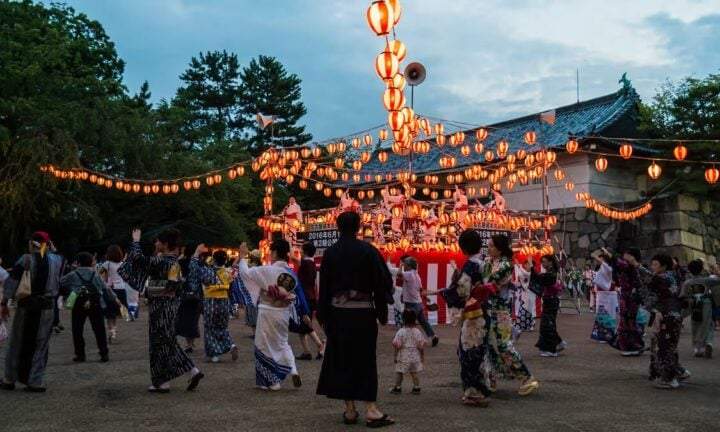 参加当地节日和游行