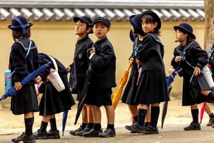 年轻的日本学生-奈良-日本-11月-学生回来-小学-奈良-近京都-日本-46357849 (1)