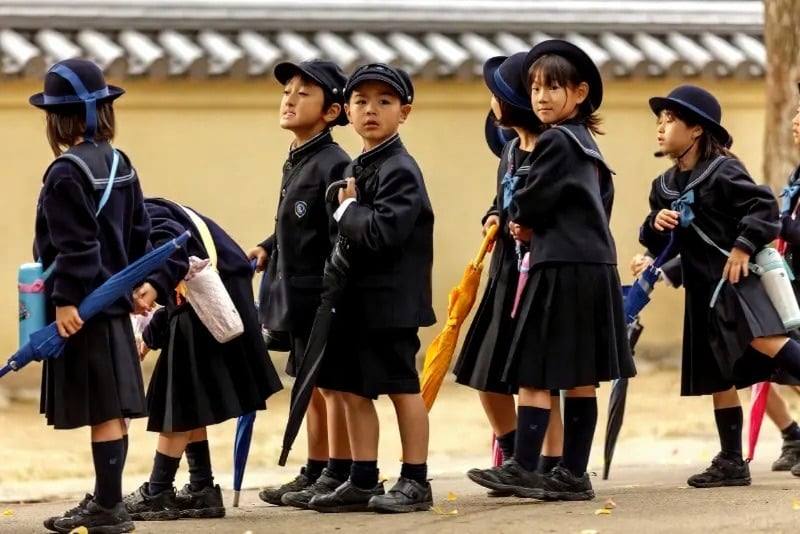young-japanese-pupils-nara-japan-november-students-coming-back-elementary-school-nara-near-kyoto-japan-46357849 (1)