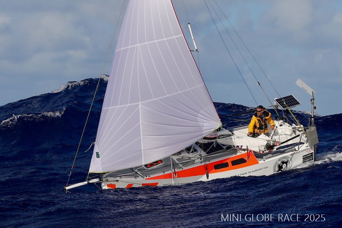 Niels Kamphuis en el mar durante la 2025 Globe 580 Transat