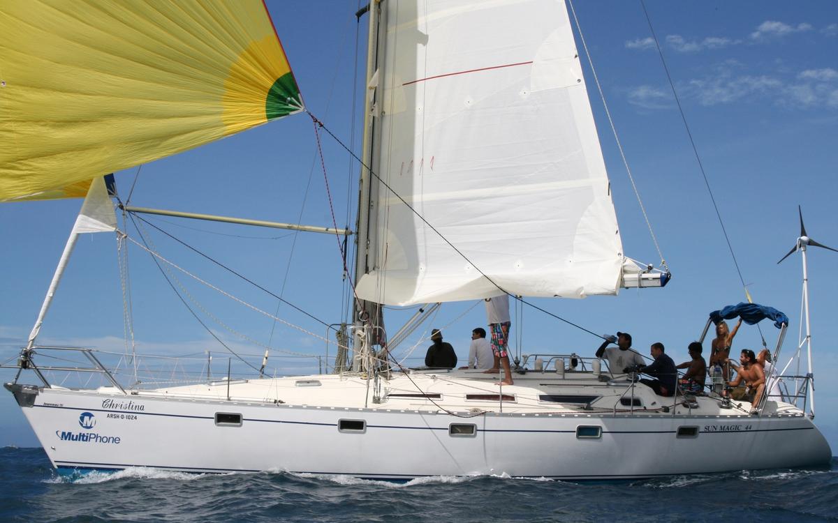 CÓMO CONVIVIR EN ALTA MAR Y NO MORIR EN EL INTENTO