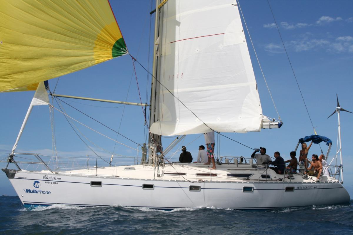 CÓMO CONVIVIR EN ALTA MAR Y NO MORIR EN EL INTENTO