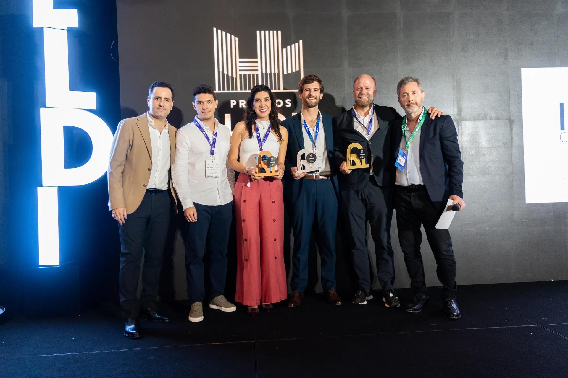 Premiación de los Premios LADI 2026 en el escenario, con los trofeos