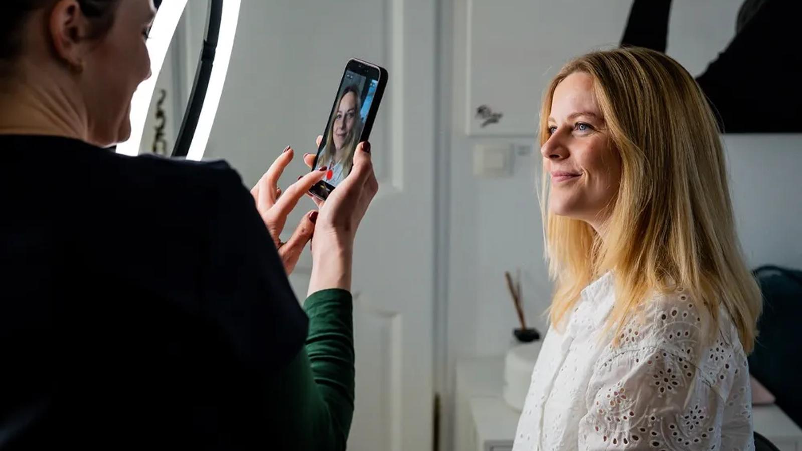 Klante fotografeert haar resultaat na de behandeling