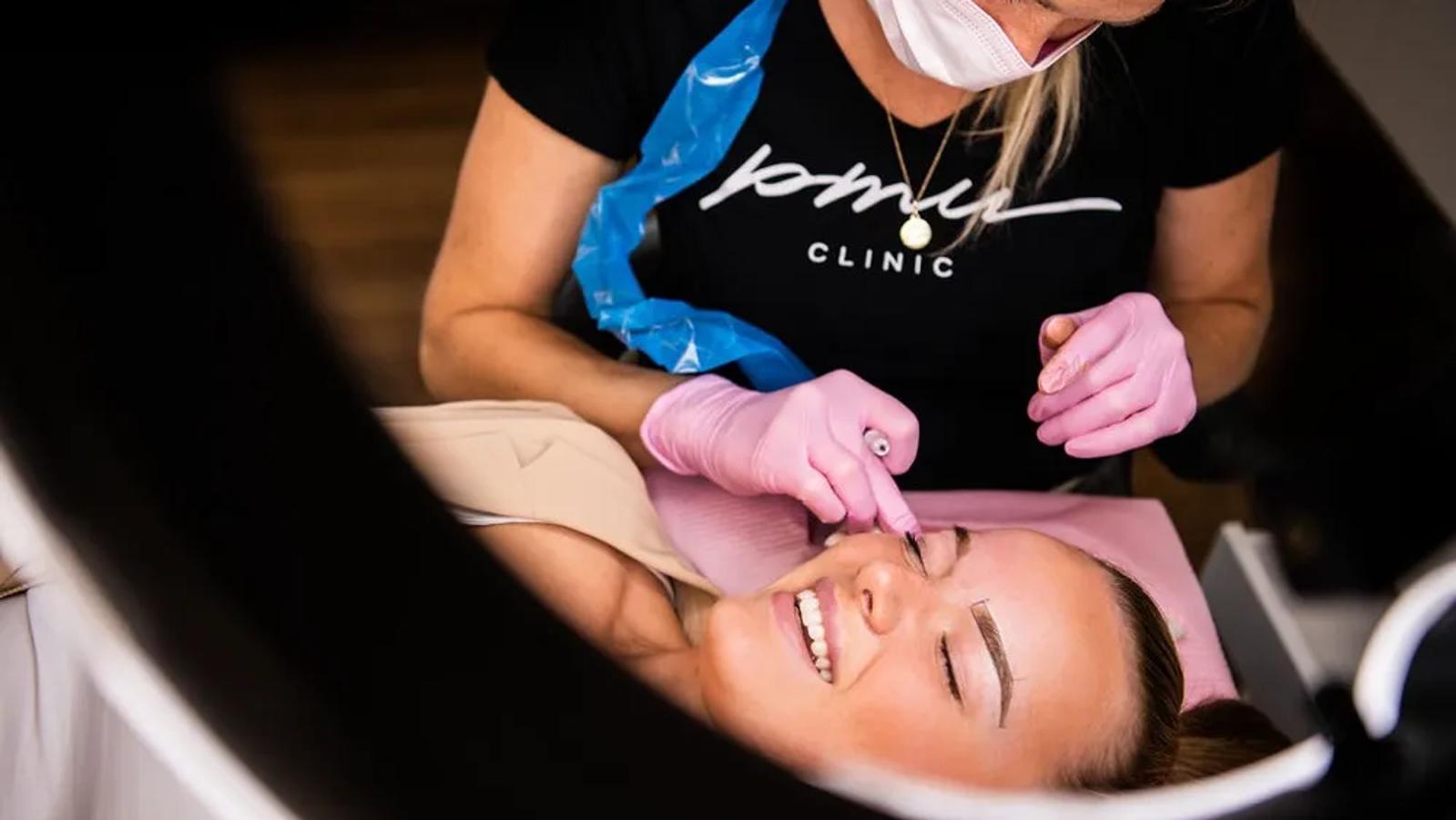 Wenkbrauwbehandeling onder de ringlamp bij PMU Clinic