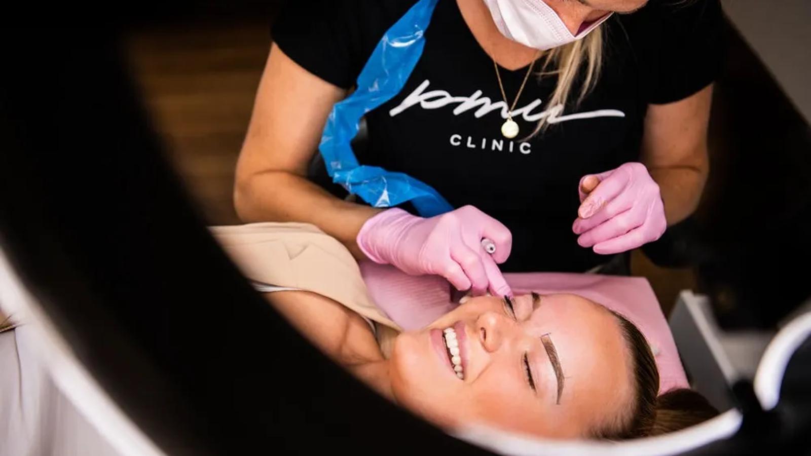 Wenkbrauwbehandeling onder de ringlamp bij PMU Clinic