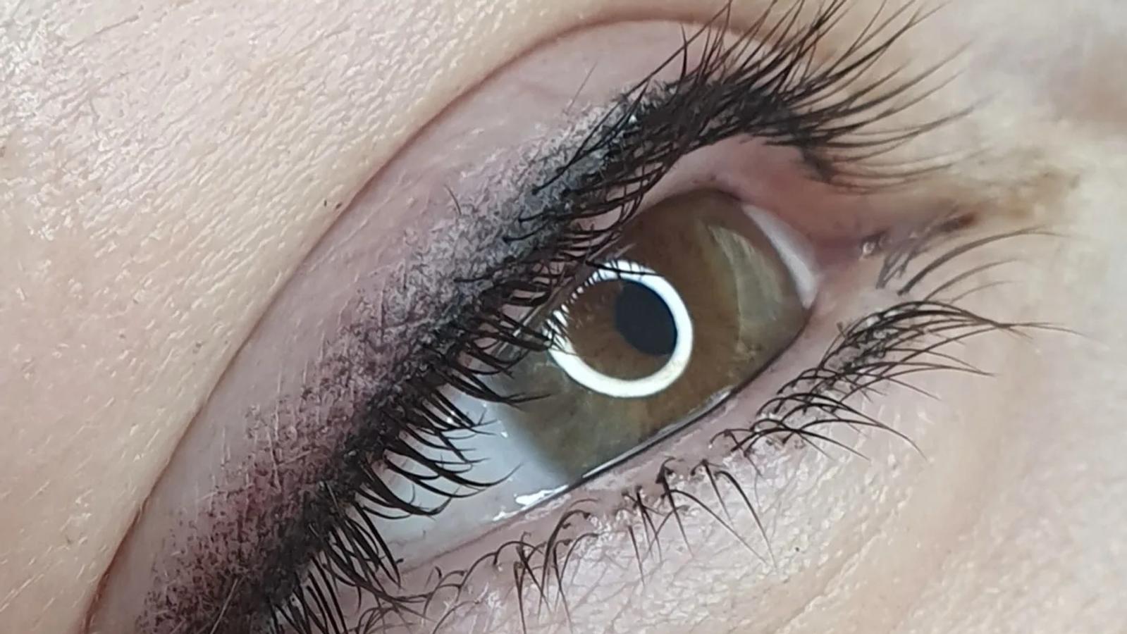 Close-up van een natuurlijk eyelinerresultaat