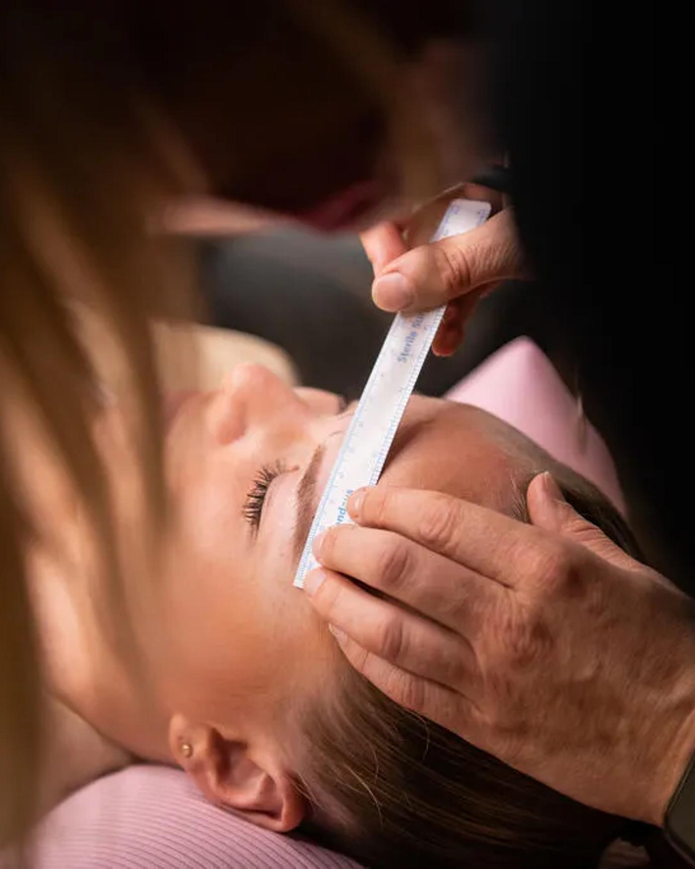 Klante bekijkt lachend het resultaat van haar lip blush behandeling