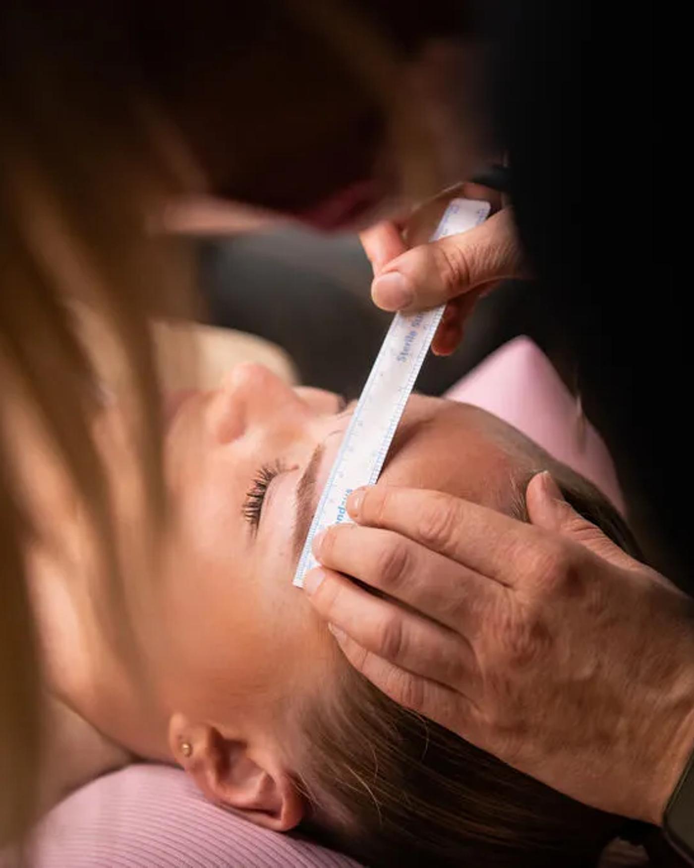 Klante bekijkt lachend het resultaat van haar lip blush behandeling