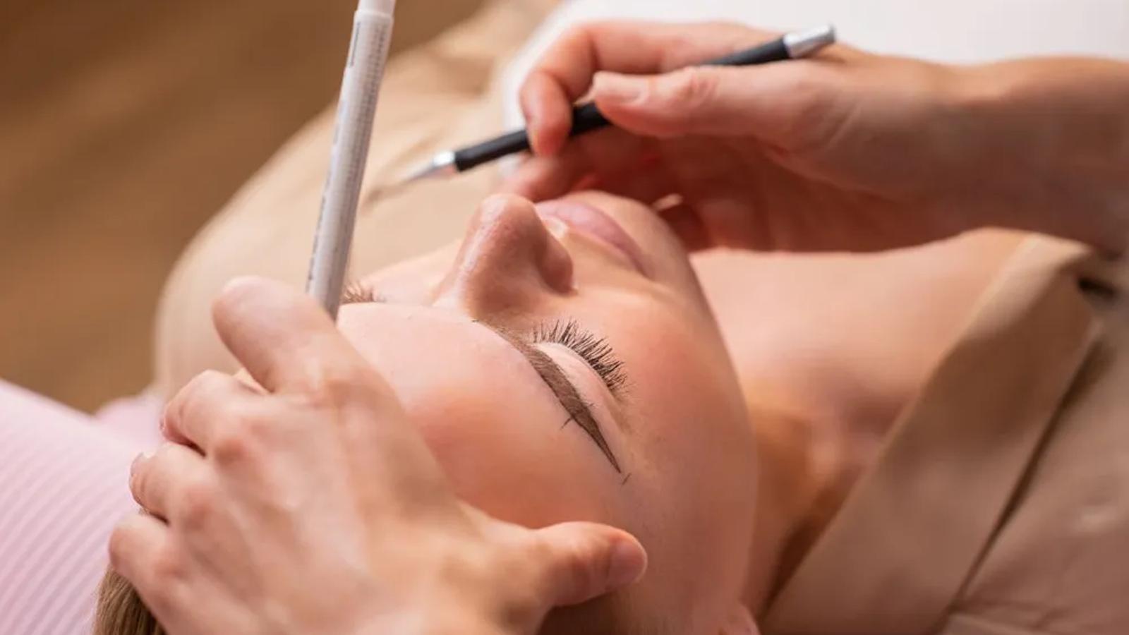 Zorgvuldig werk aan de wenkbrauwen in de studio van PMU Clinic
