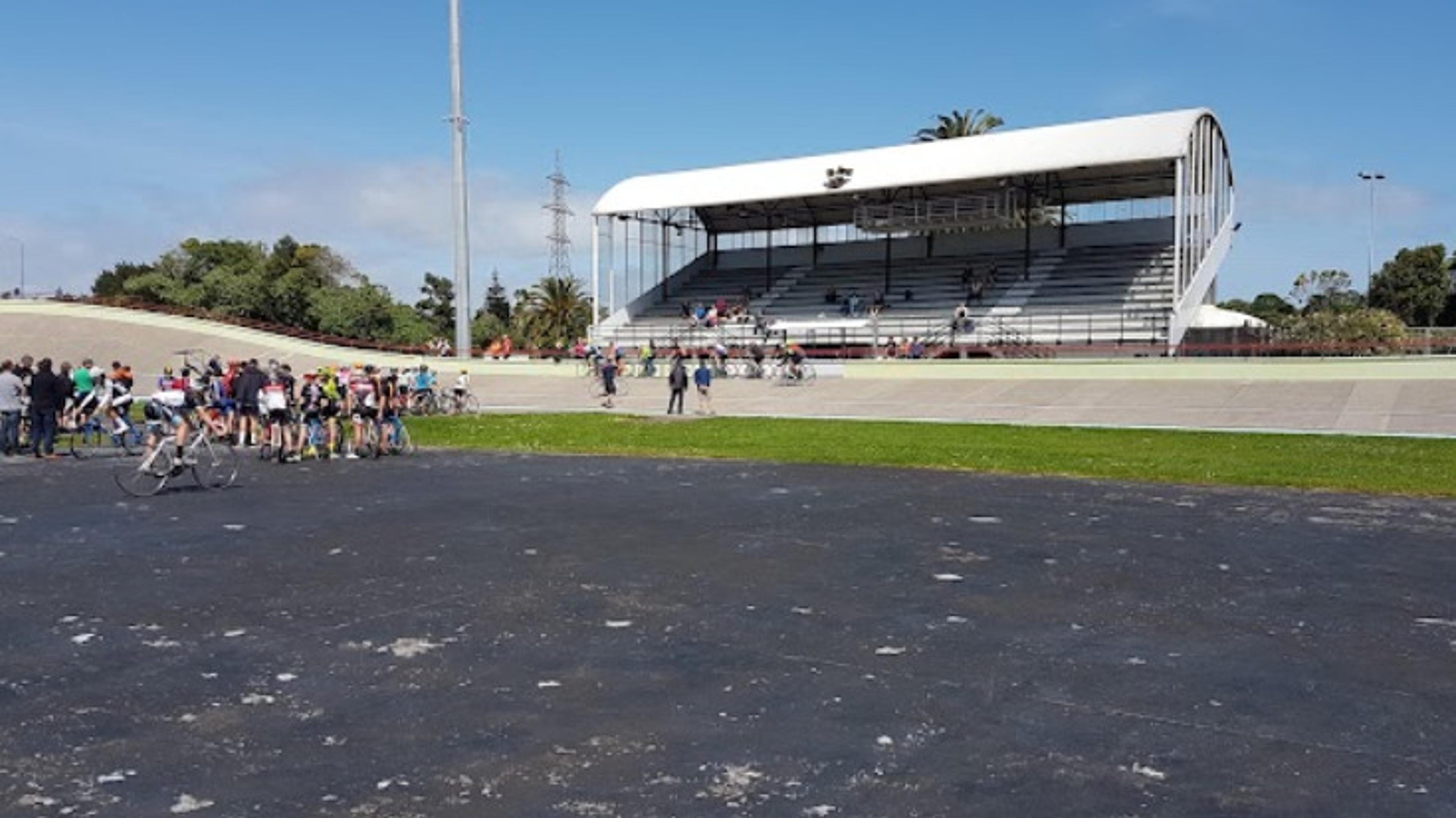 The Manukau Sports Bowl is home to a greyhound racing track, an outdoor cycling velodrome and tennis and basketball courts.
