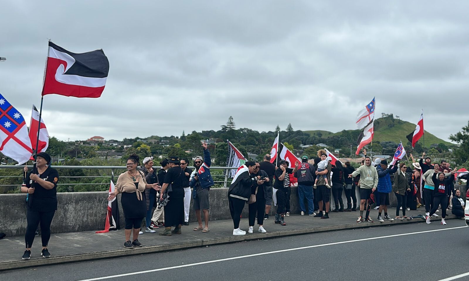 Māngere locals in good spirits on the overpass. Photo/PMN News/Atutahi Potaka-Dewes