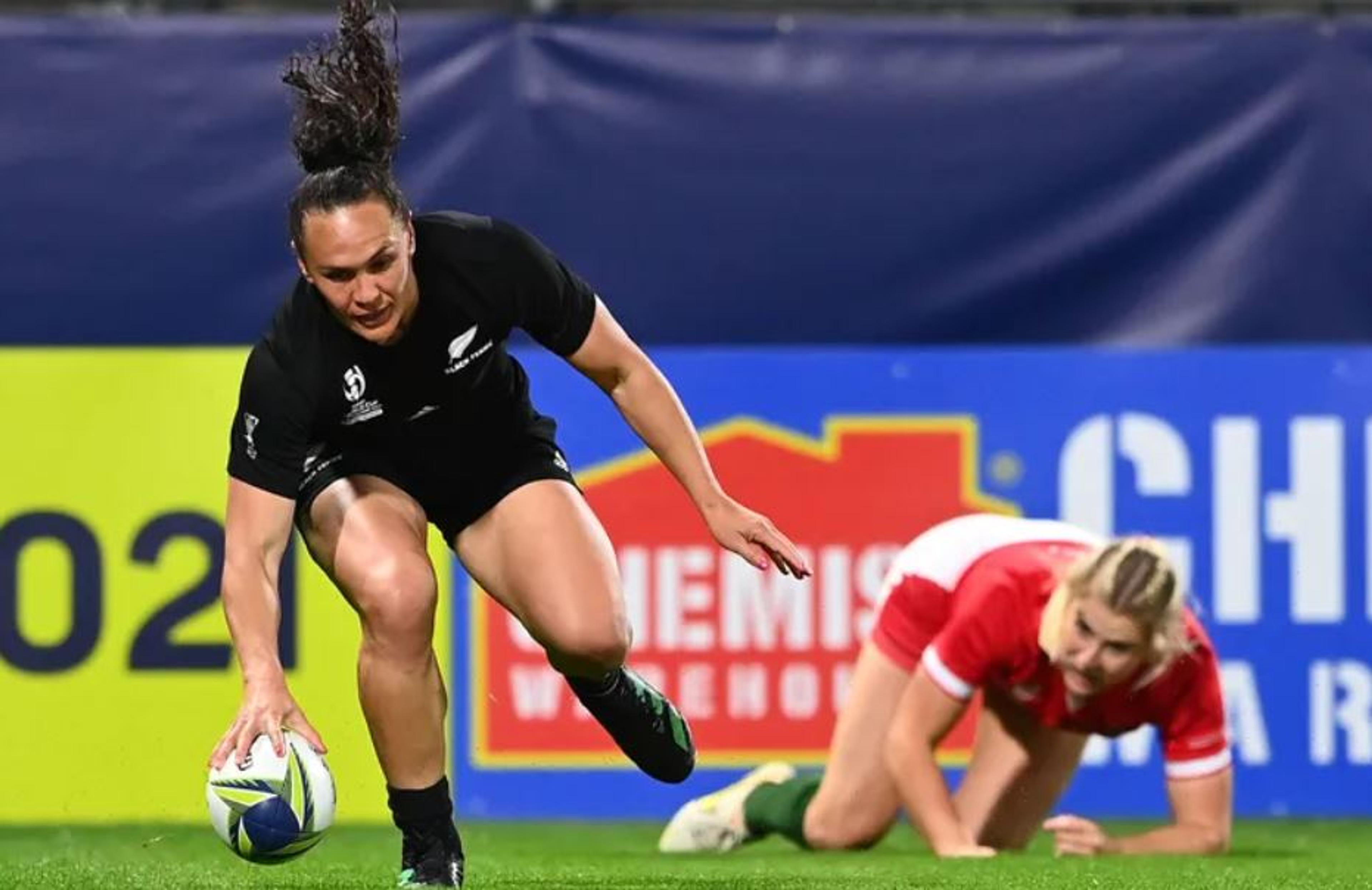 Portia Woodman set a try-scoring record as the Black Ferns comprehensively beat Wales to go through to the semi-finals. 