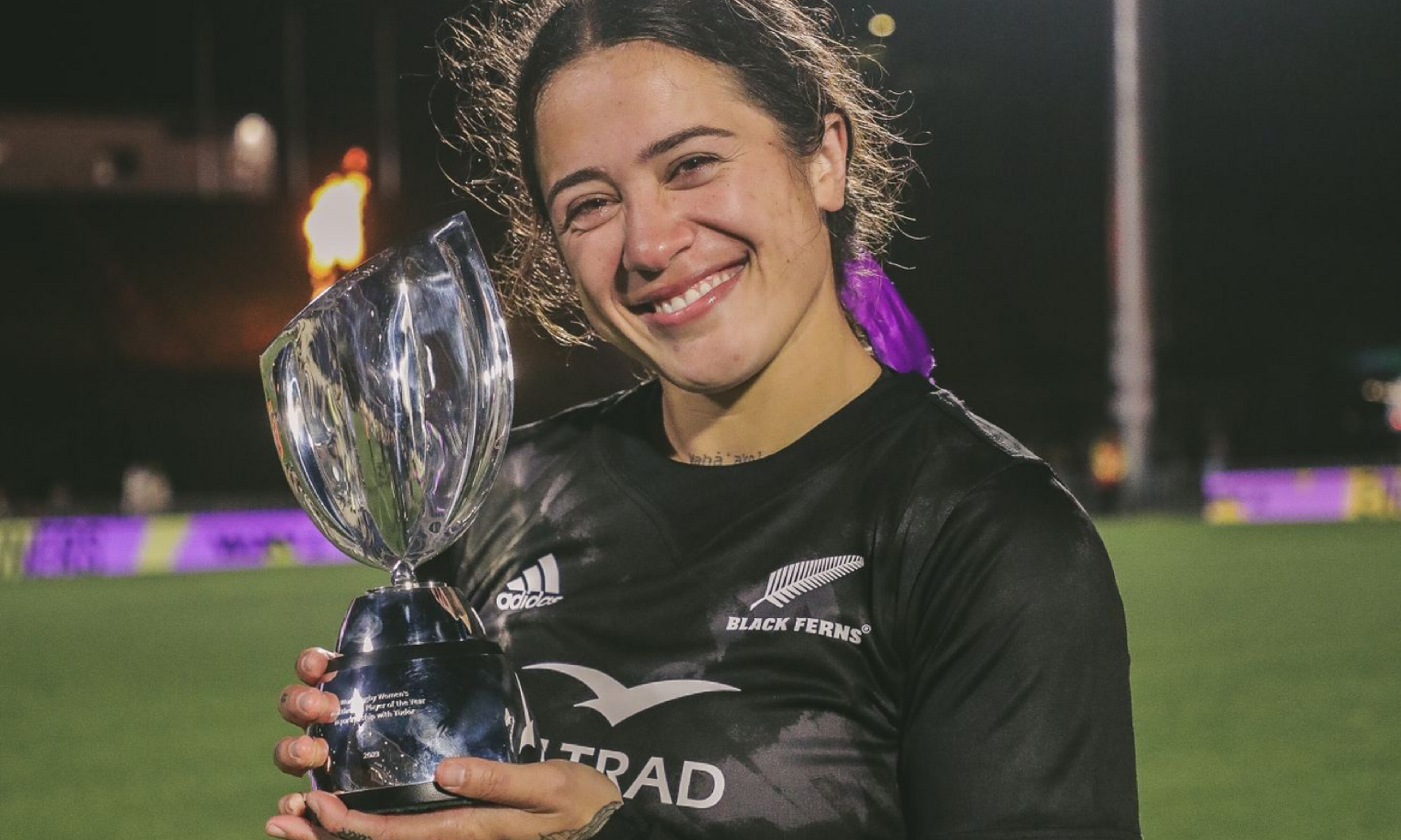 Katelyn Vaha'akolo holding with the Women's 15s World Rugby Breakthrough Player of the Year award. 
