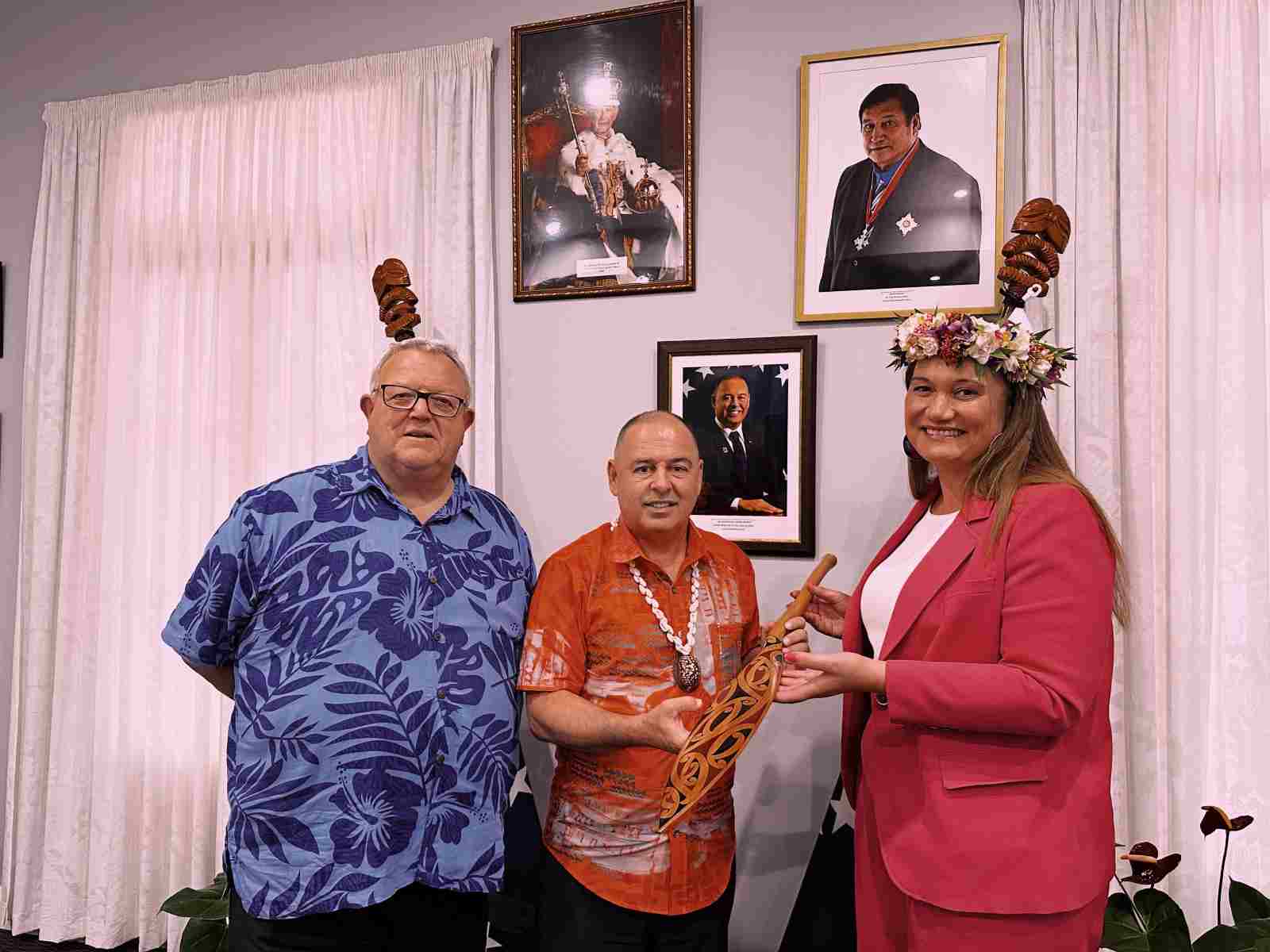 "Caramel Brownie" presenting a vaka paddle to Cook Islands PM Mark Brown. Photo/Supplied