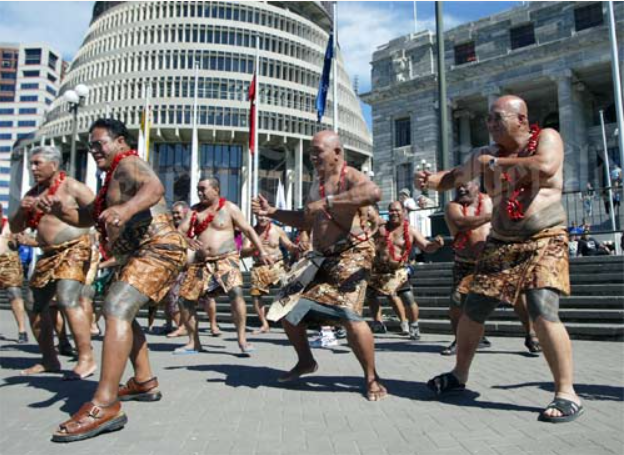 A siva tau performed outside of Parliament during the March, 2003 protest against the Citizenship Act (Western Samoa) 1982. Photo/teara.govt