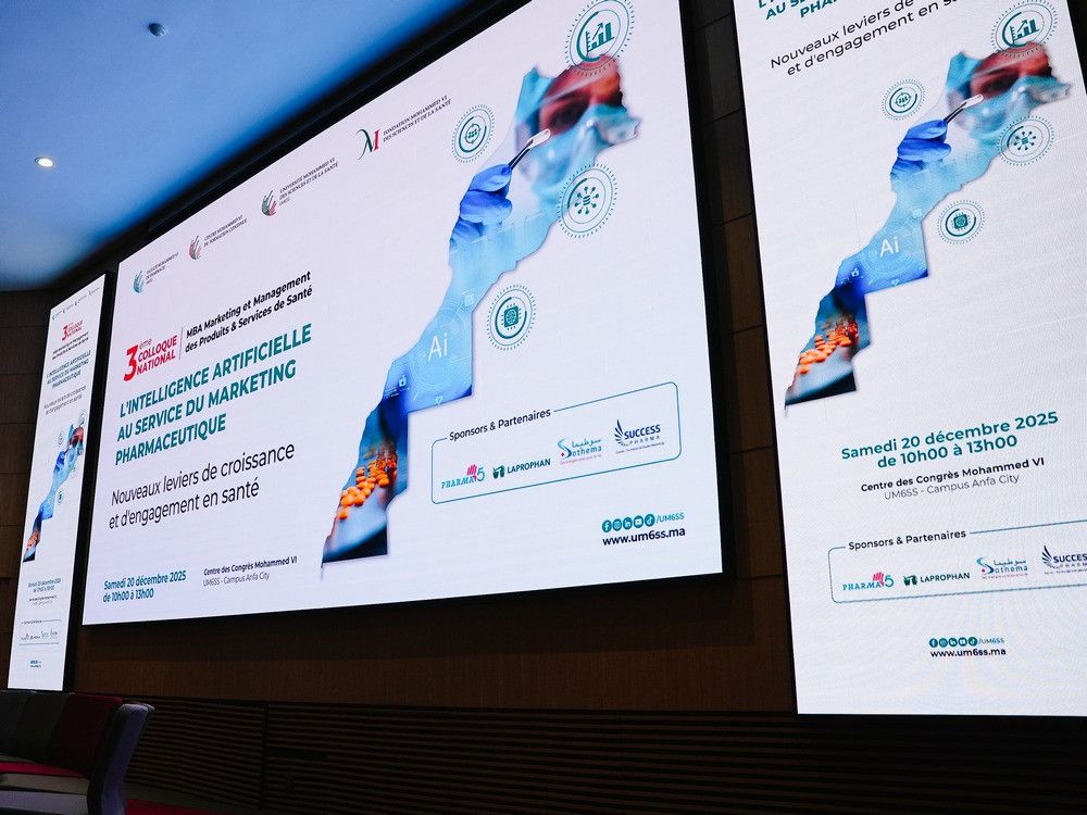 Écran géant affichant l'affiche du colloque sur l'IA et le marketing pharmaceutique avec le logo Laprophan en partenaire