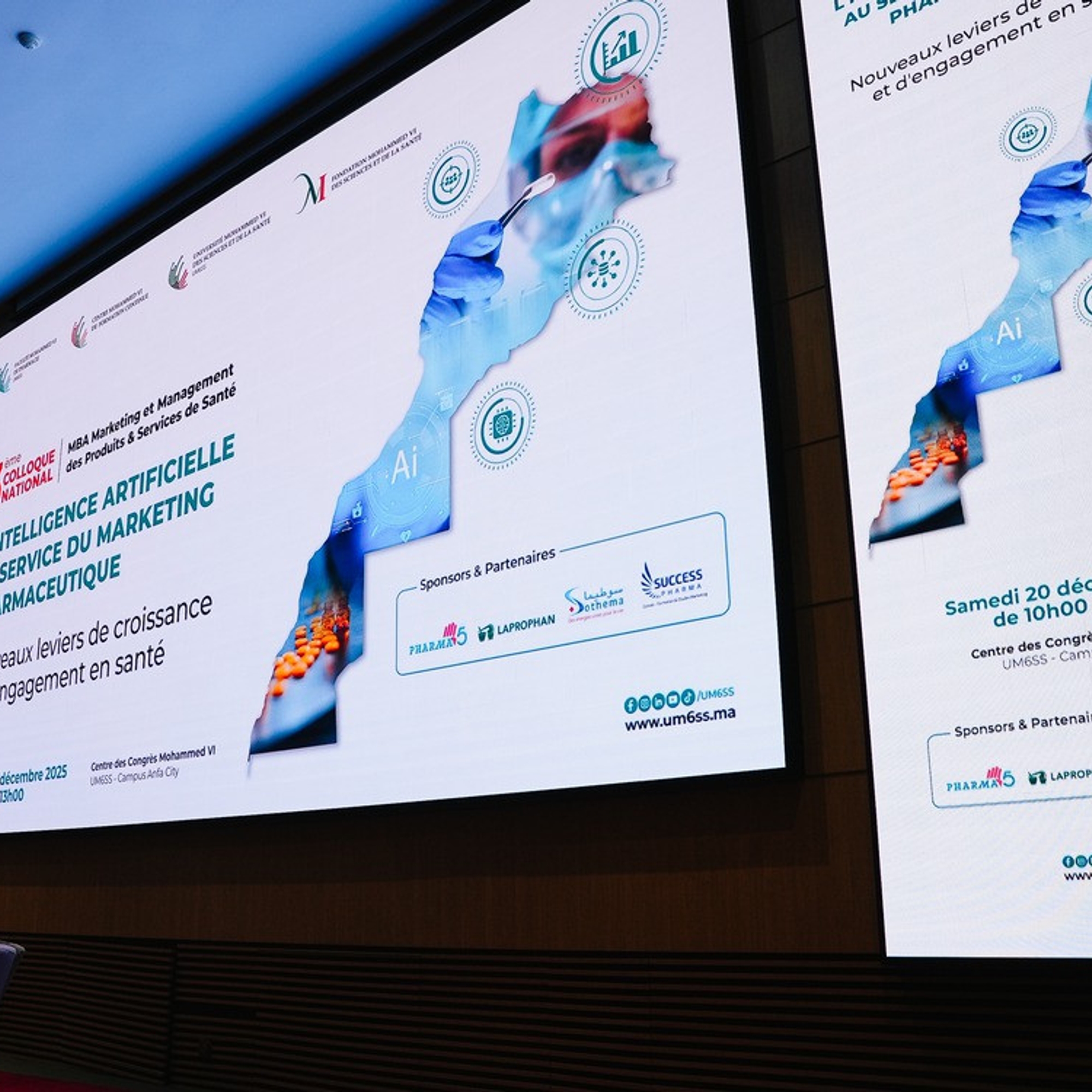Écran géant affichant l'affiche du colloque sur l'IA et le marketing pharmaceutique avec le logo Laprophan en partenaire