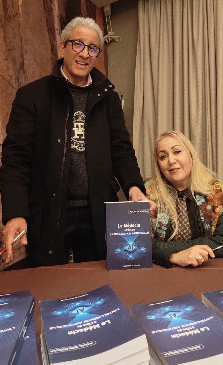 Amal Bourquia et un confrère présentant le livre Le Médecin à l'ère de l'intelligence artificielle lors d'une dédicace