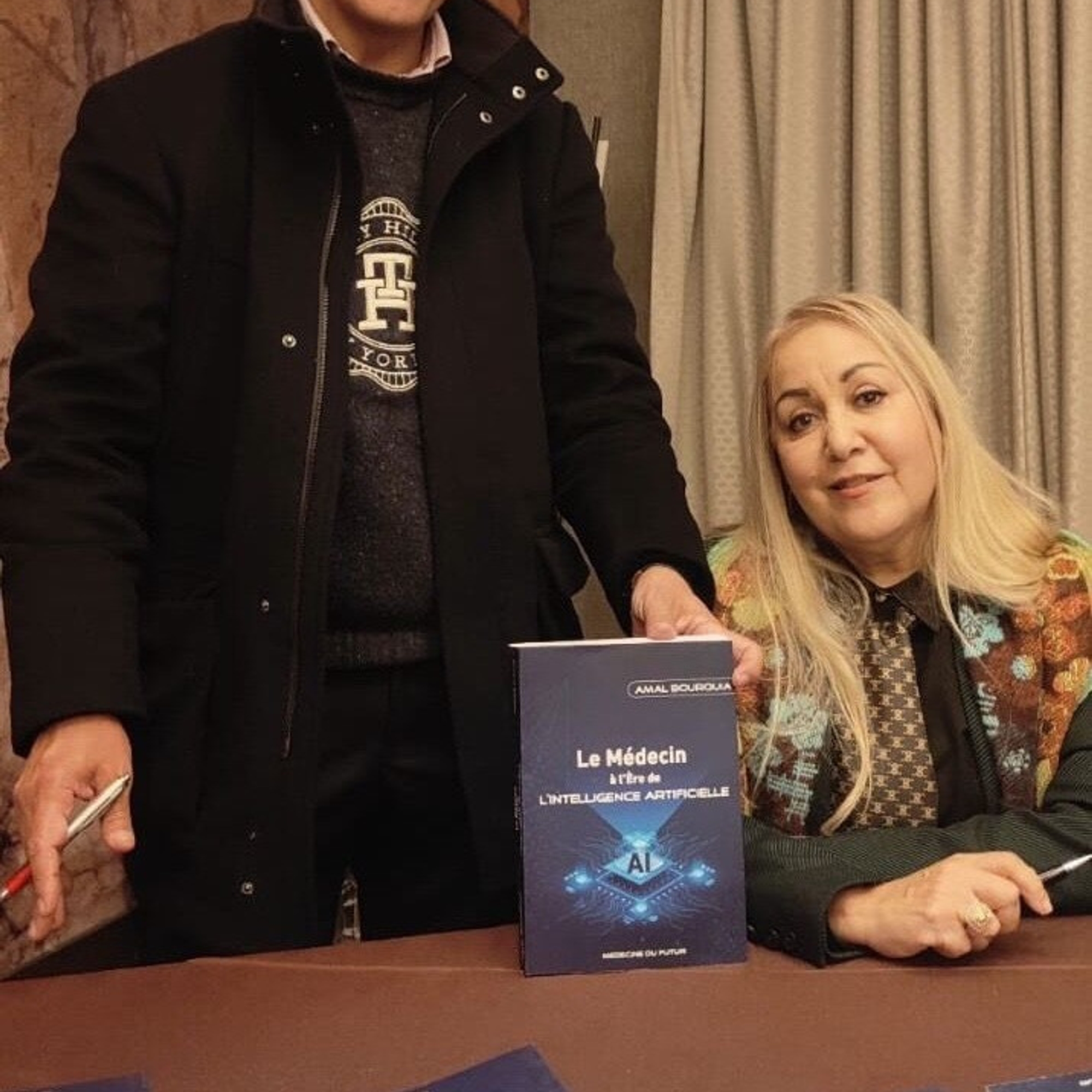 Amal Bourquia et un confrère présentant le livre Le Médecin à l'ère de l'intelligence artificielle lors d'une dédicace