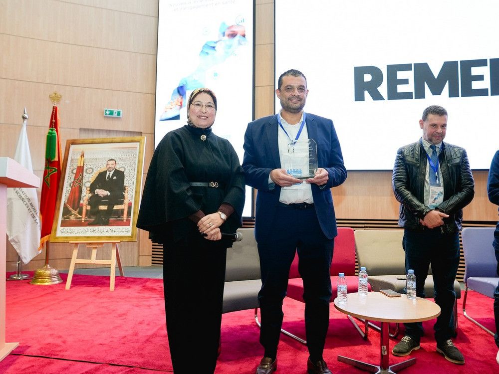 Remise d'un trophée à un intervenant lors de la conférence nationale UM6SS sur l'IA et le marketing pharmaceutique