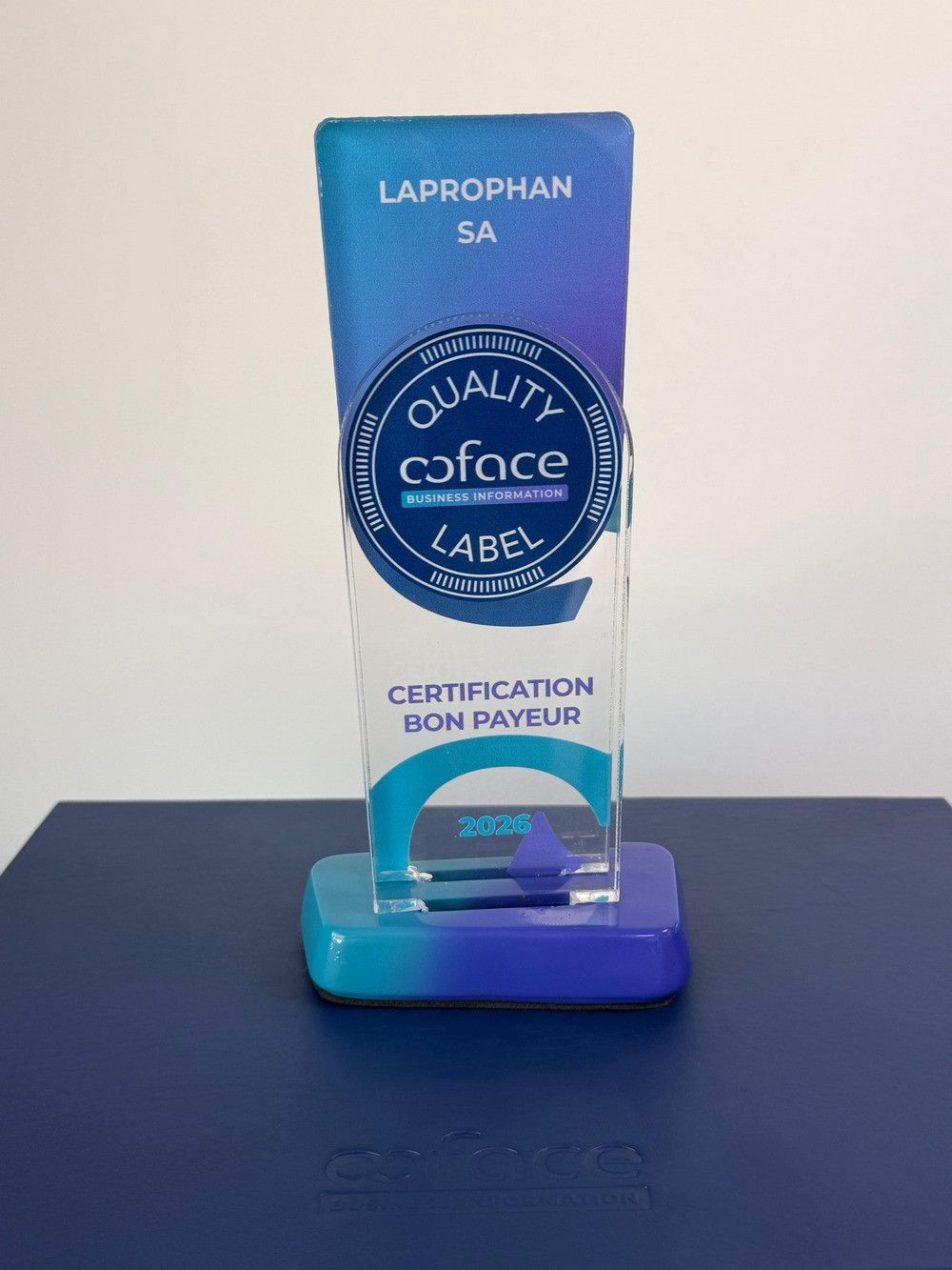 Trophée en verre de la certification Coface Quality Label Bon Payeur 2026 décerné à Laprophan SA