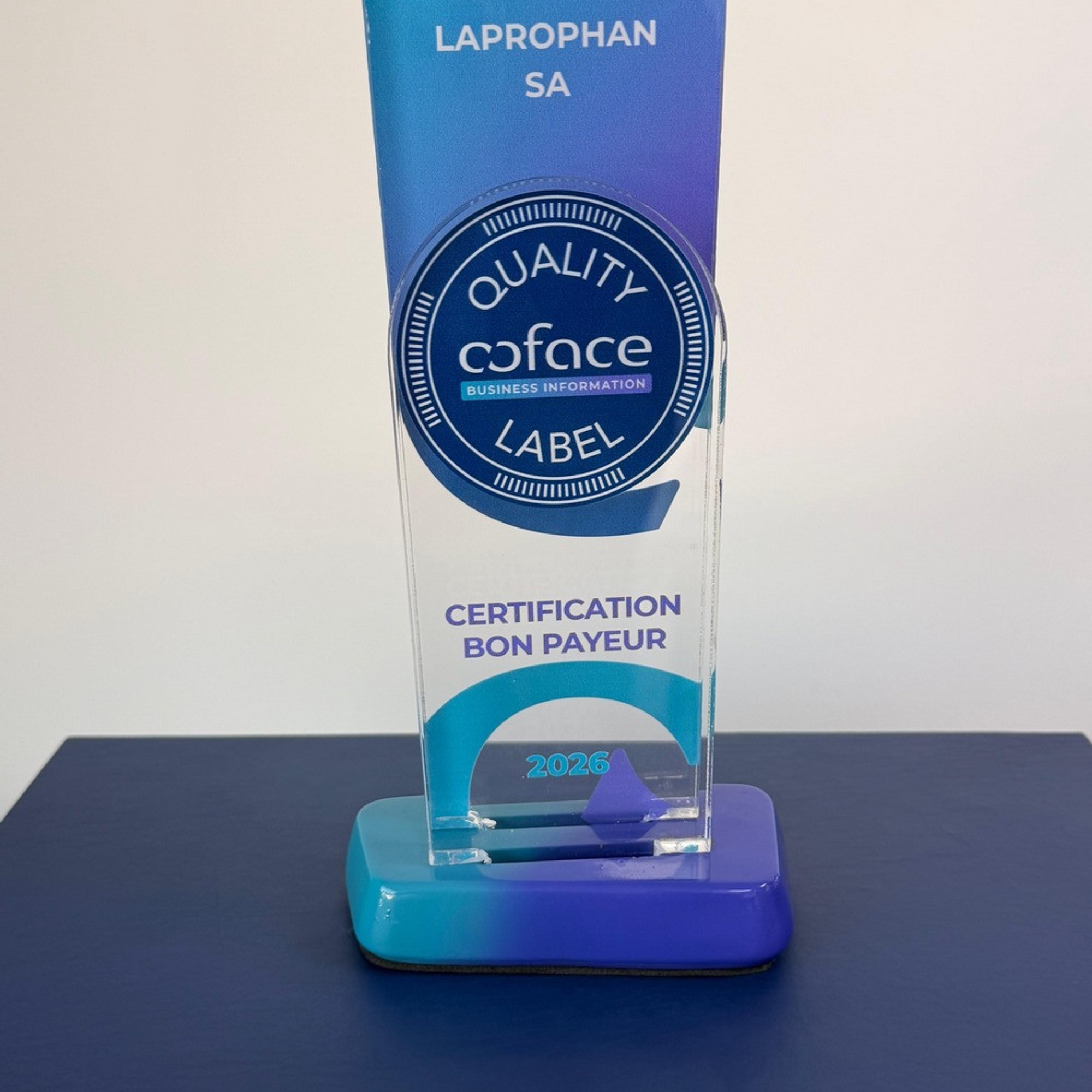 Trophée en verre du Label Qualité Coface décerné à Laprophan SA pour la certification Bon Payeur 2026