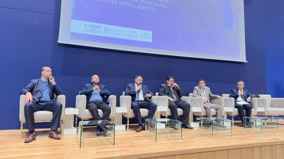 Six intervenants assis sur scène lors de la conférence Laprophan à l'UEMF sur l'intelligence artificielle et l'industrie