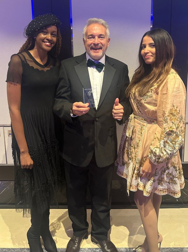 Trois représentants de Mediterrania Capital Partners souriants dont un homme tenant un trophée aux Private Equity Africa A...