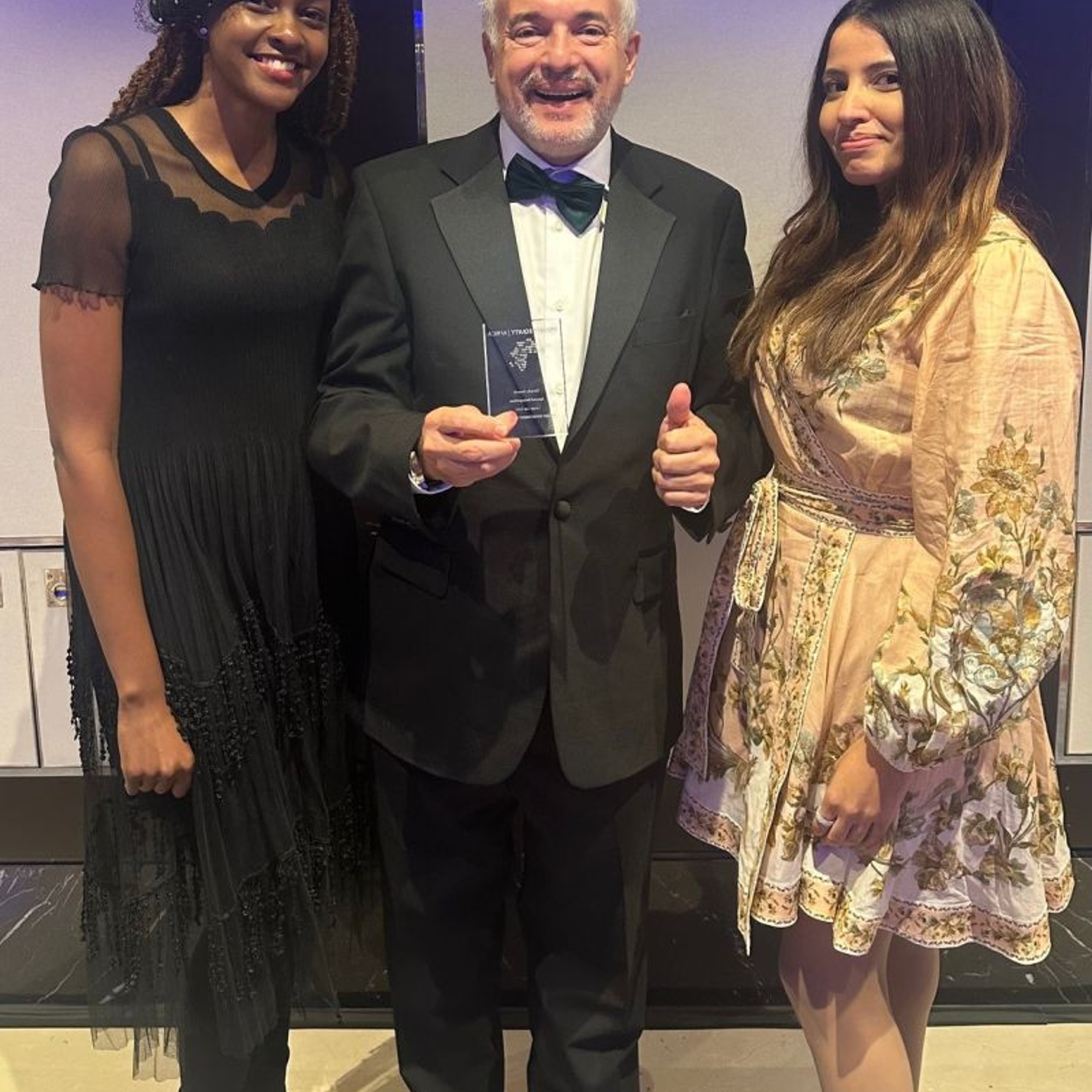 Trois représentants de Mediterrania Capital Partners souriants dont un homme tenant un trophée aux Private Equity Africa A...