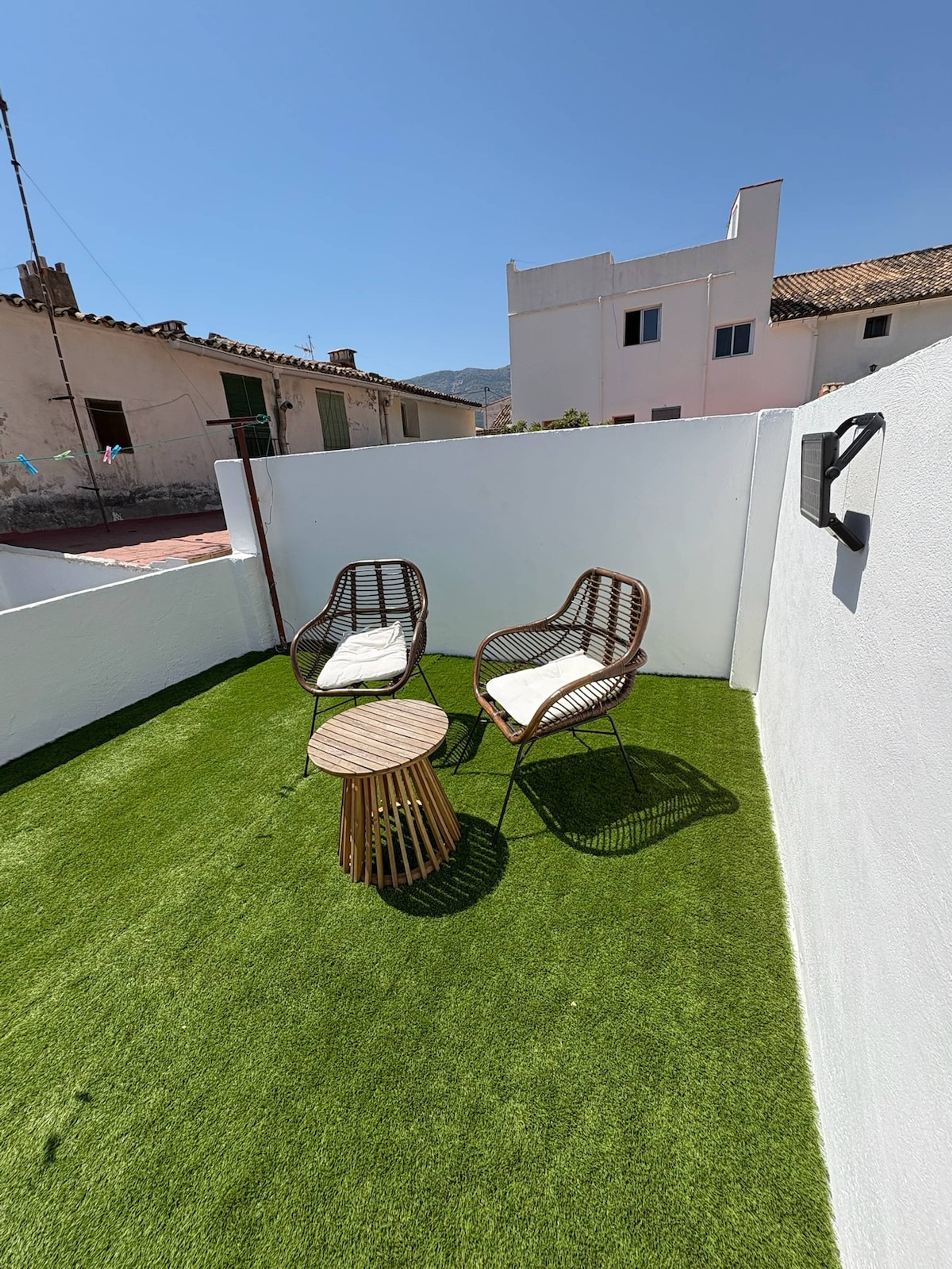 Terraza con sillas y mesa para descansar al aire libre