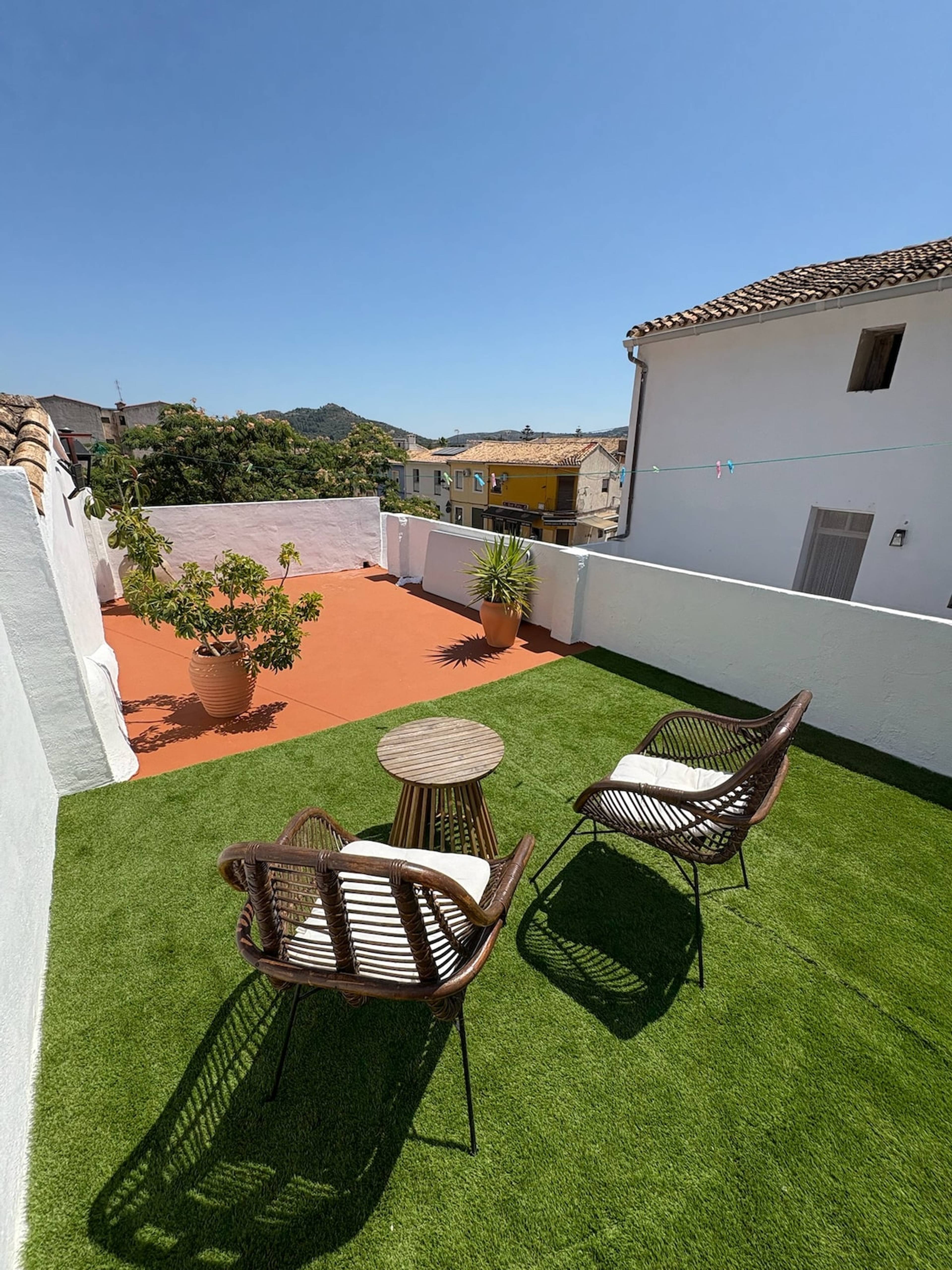 Terraza con zona de estar y vistas al pueblo y las montañas