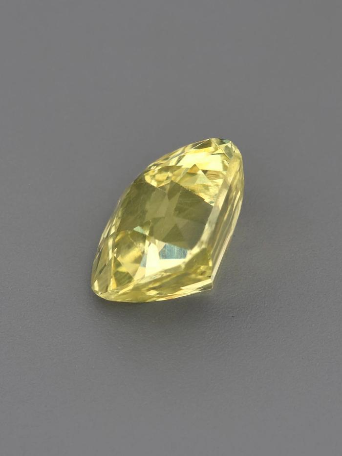 Nangi fine jewelry - yellow gemstone in gold
