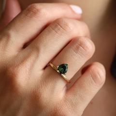 Nangi fine jewelry - green ring in yellow gold