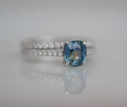 Nangi fine jewelry - blue sapphire ring in white gold