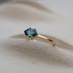 Nangi fine jewelry - green sapphire ring in gold