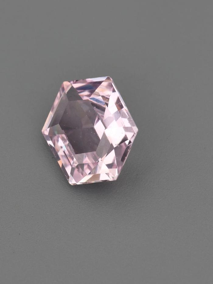 Nangi fine jewelry - pink sapphire gemstone in gold