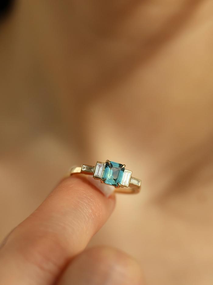 Nangi fine jewelry - teal / Peacock ring in yellow gold