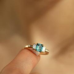 Nangi fine jewelry - teal / Peacock ring in yellow gold