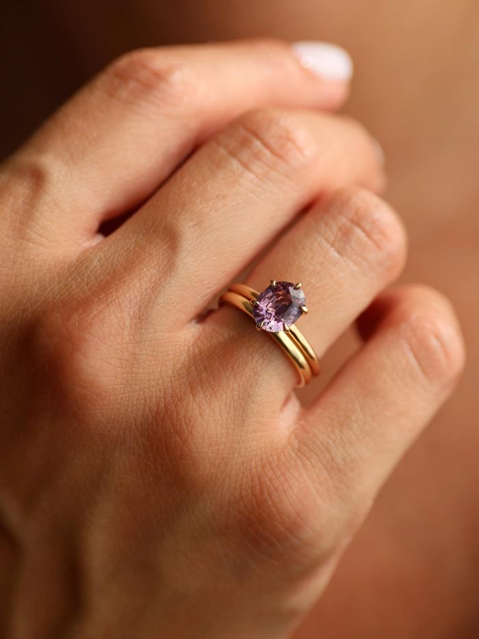 Nangi fine jewelry - purple ring in yellow gold