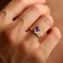 Nangi fine jewelry - purple ring in yellow gold