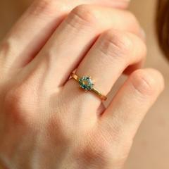 Nangi fine jewelry - teal / Peacock sapphire ring in yellow gold