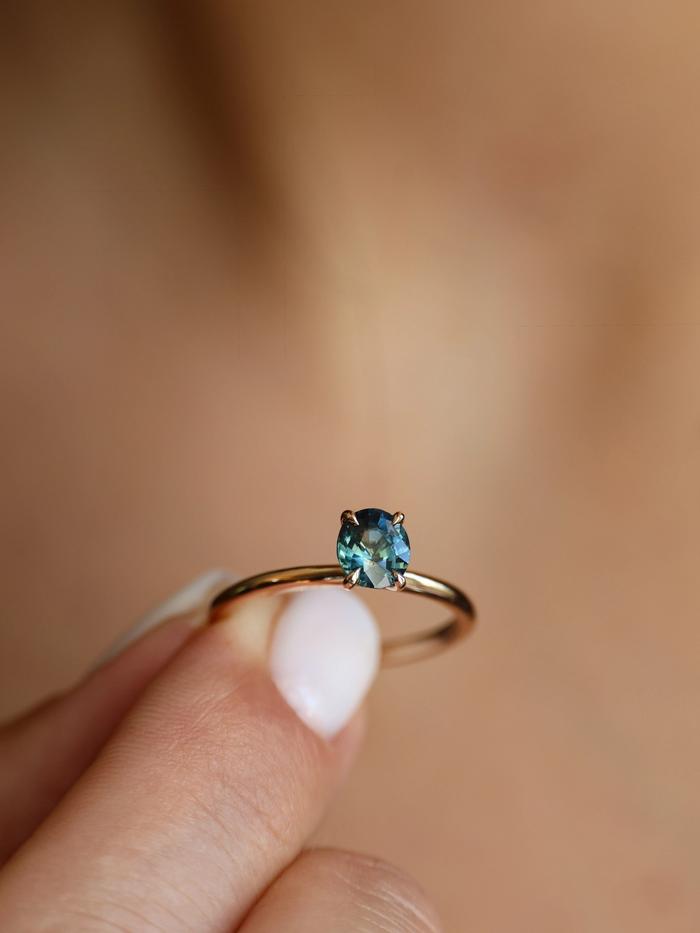 Nangi fine jewelry - teal / Peacock sapphire ring in yellow gold