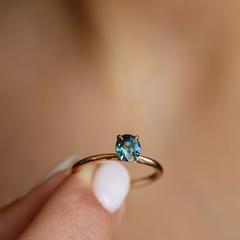 Nangi fine jewelry - teal / Peacock sapphire ring in yellow gold