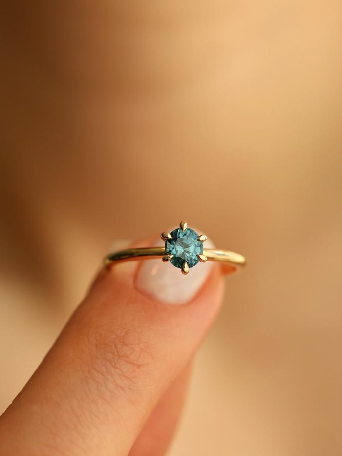 Nangi fine jewelry - blue ring in yellow gold