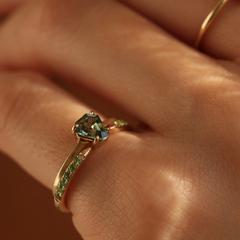 Nangi fine jewelry - green sapphire ring in yellow gold