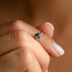 Nangi fine jewelry - teal / Peacock ring in yellow gold
