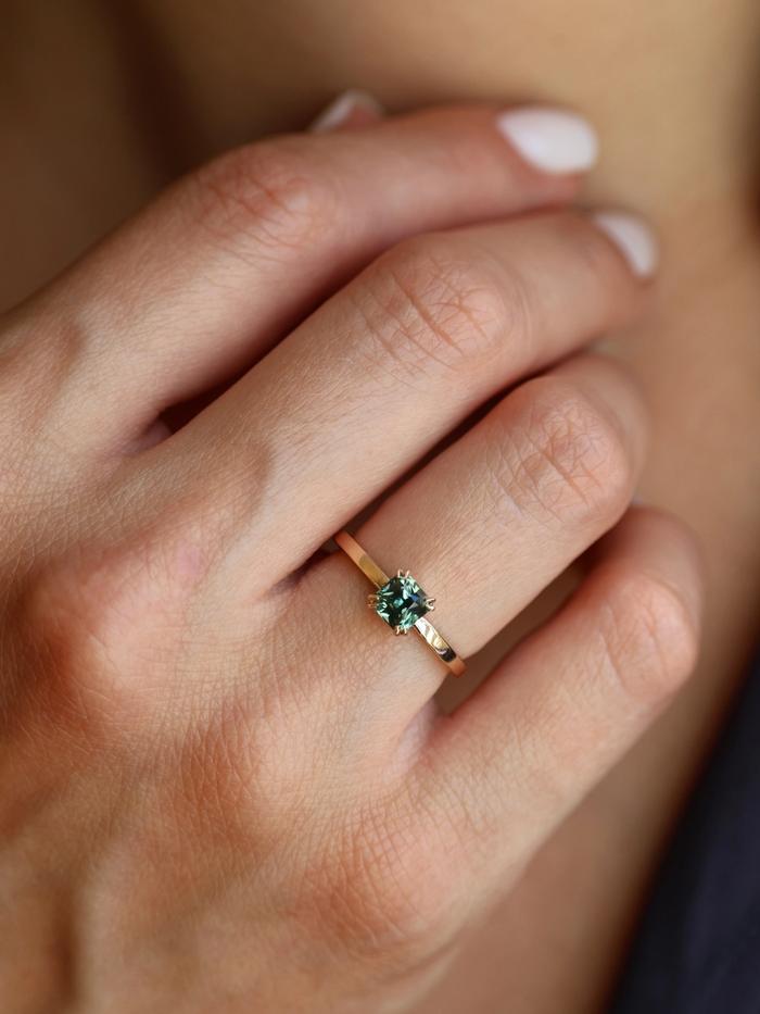 Nangi fine jewelry - teal / Peacock ring in yellow gold