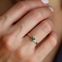 Nangi fine jewelry - teal / Peacock ring in yellow gold
